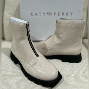 NIB Katy Perry Daarling Combat Boot Chalk Cream Wrinkle Patent Lug Sole Size 9